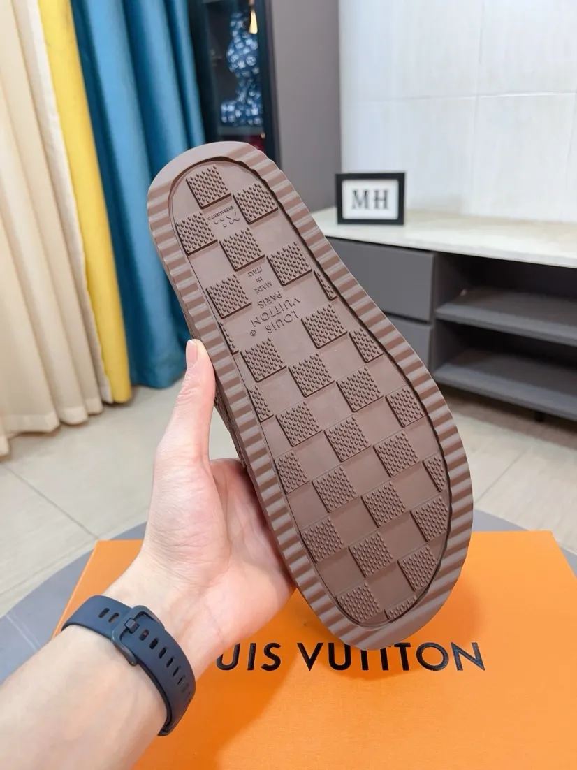 Men's Men's Shoes 💰400🌸🌸🌸🌸LV Easy 2025 new men's casual sandals and slippers, made of suede cow leather, with Monogram pattern to highlight the trendy style. Adjustable straps illuminated with LV letters, while a resilient insole and micro outsole provide lightweight comfort. Made of suede cow leather with embossed Monogram pattern and brand element metal hardware✅Adjustable straps➕Tough insole‼ ️Micro outsole. Comfortable and easy to wear‼ ️ size：38-45